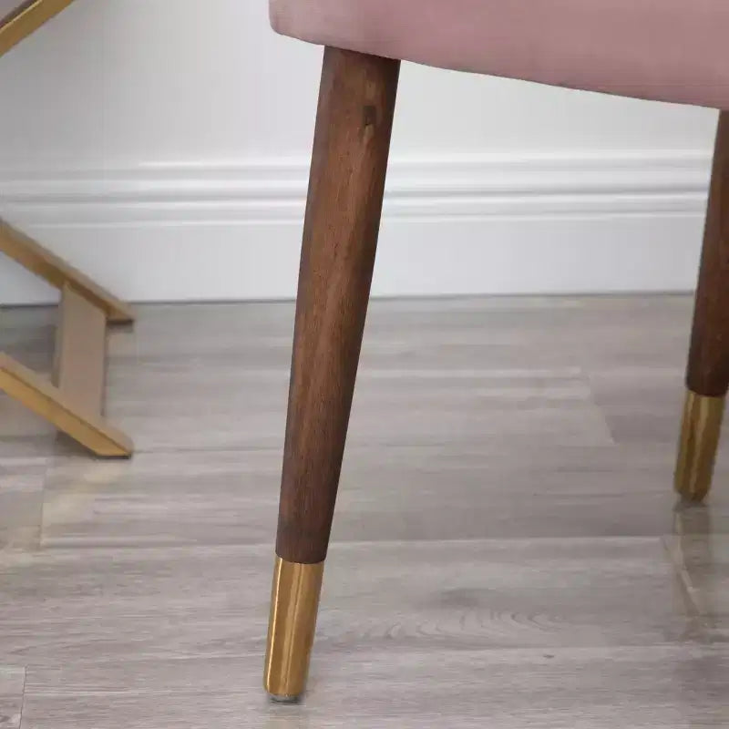 Fauteuil d'appoint contemporain en velours avec revêtement clouté, coussins profonds, fauteuil élégant avec pieds en bois massif pour salon ou chambre à coucher