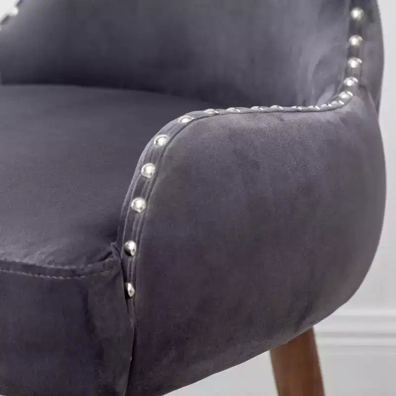 Fauteuil d'appoint contemporain en velours avec revêtement clouté, coussins profonds, fauteuil élégant avec pieds en bois massif pour salon ou chambre à coucher