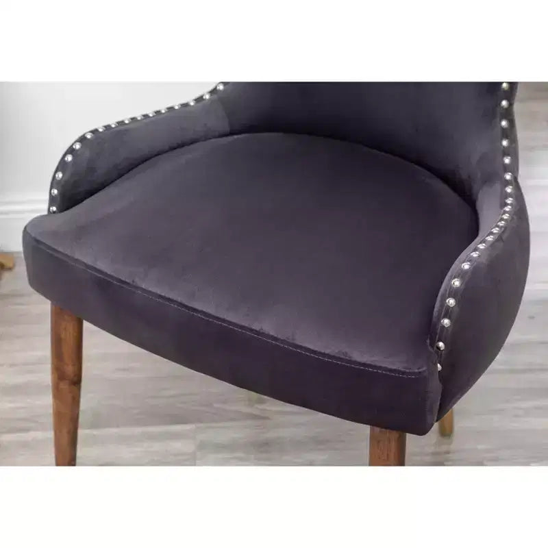 Fauteuil d'appoint contemporain en velours avec revêtement clouté, coussins profonds, fauteuil élégant avec pieds en bois massif pour salon ou chambre à coucher