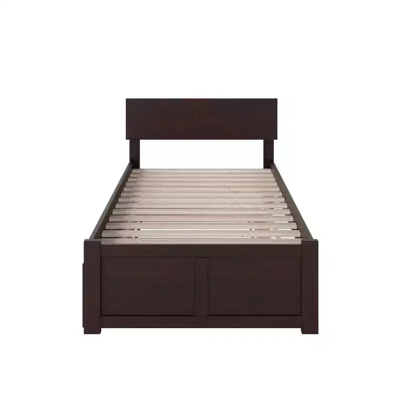 Lits jumeaux marron avec têtes de lit