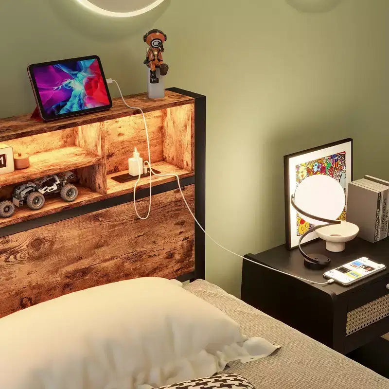 Cadre de lit double en métal avec tête de lit de rangement, lumières LED RGB, station de recharge, rangement bibliothèque, sans sommier tapissier