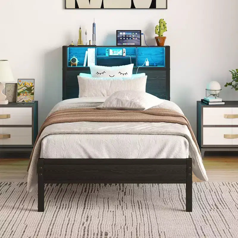 Cadre de lit double en métal avec tête de lit de rangement, lumières LED RGB, station de recharge, rangement bibliothèque, sans sommier tapissier