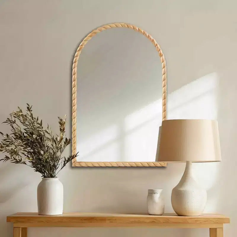Miroir décoratif mural en arc de 24 x 36 po avec cadre élégamment tressé en bois d'hévéa, accent moderne pour chambre à coucher, salle de bain, salon